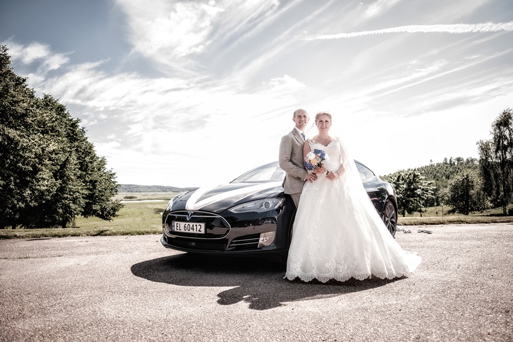 Birthe &amp; Mads : I bröllopspyntad Tesla