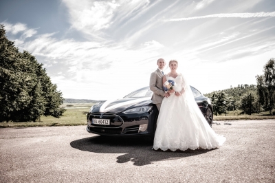 Birthe & Mads : I bröllopspyntad Tesla