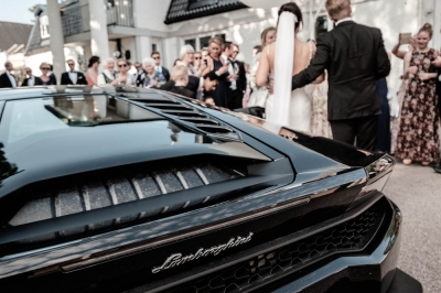 Linn Christin & Andreas : Full fart i en svart Lamborghini