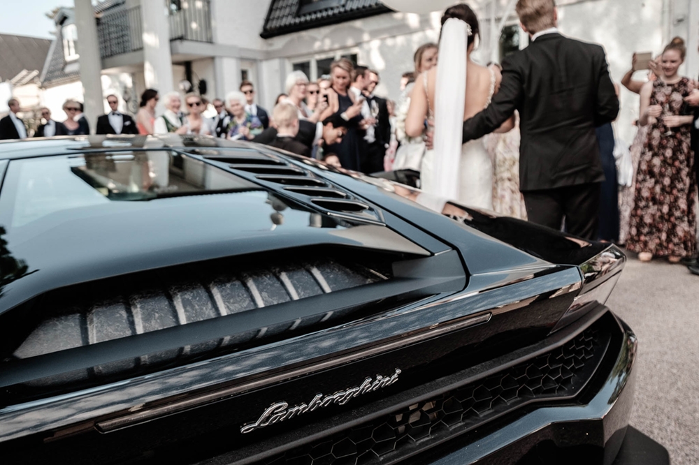 Linn Christin &amp; Andreas : Full fart i en svart Lamborghini